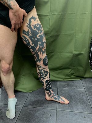 Unique knee tattoo with intricate tribal pattern designed by Andrea Furci.