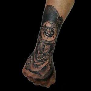 De hoy.. #tattoo #inked #ink #rose #rosetattoo #reloj #black #blackandgrey #blackandgreytattoo #blackwork #luchotattoo #luchotattooer #pergamino 