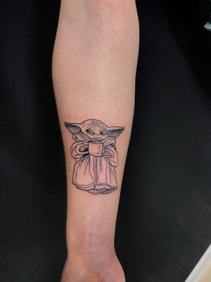 💚 Tattoo made in Russia @pinkhelltattoo master @z.tattoo25 | tattoo: @babyyoda.official 💚#babyyoda #disney #theMandalorian #mandalorian #tattoo 