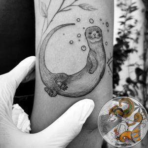 A Minimalistic Cute Swimming Otter for Sara. It was fun doing this one. Thank you Sara and see you again for another project. I still have some free dates to fill in. Send me DM or email at hendjerin@gmail.com for consultation or booking. . . . . #hendjerin #finelinetattoo #minimalisttattoo #tattoo #kayontattooatelier #ottertattoo #minimalistictattoo #otter #tattoodo #vegantattooink #lineworktattoo #animaltattoo 