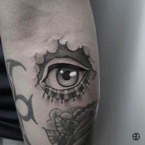 • I see you • quick custom piece by our resident @oscar.ls.tattooist 👁 For bookings and info:•🌐 https://southgatetattoo.co.uk/booking/•📧 info@southgatetattoo.co.uk •📱07456415895‬(WhatsApp only) ⚡️⚡️⚡️#eyetattoo #eye #blackworktattoo #forearmtattoo #southgatetattoo #sgtattoo #londontattoo #northlondontattoo #sgteam 