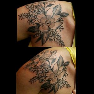 De hoy.. #tattoo #inked #ink #flowers #freehand #flowerstattoo #freehandtattoo #whipeshading #whipeshadingtattoo #botanicatattoo #linework #luchotattoo #luchotattooer #pergamino 