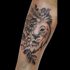 Tattoo de hoy.. #tattoo #inked #ink #leon #lion #liontattoo #leontattoo #flowers #flowerstattoo #linework #whipeshading #whipeshadingtattoo #luchotattoo #luchotattooer #pergamino 