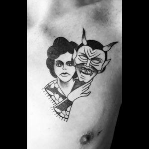 Otro de hoy #tattoo #inked #ink #traditoonal #traditionaltattoo #devil #girl #mask #devilmask #traditionalgirl #luchotattoo #luchotattooer #pergamino 