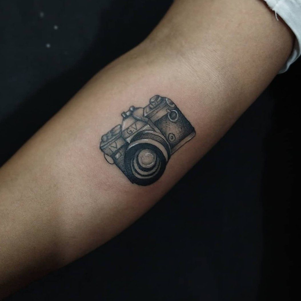 DSLR Camera Illustration with Brushwork  Tatuagem de câmera Tatuagem de  fotógrafos Tatuagens de fotografia