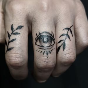 #fingertattoos #eye #eyetattoo #tinytattoos #tatuajespequeños #minimaltattoo #minitattoos 