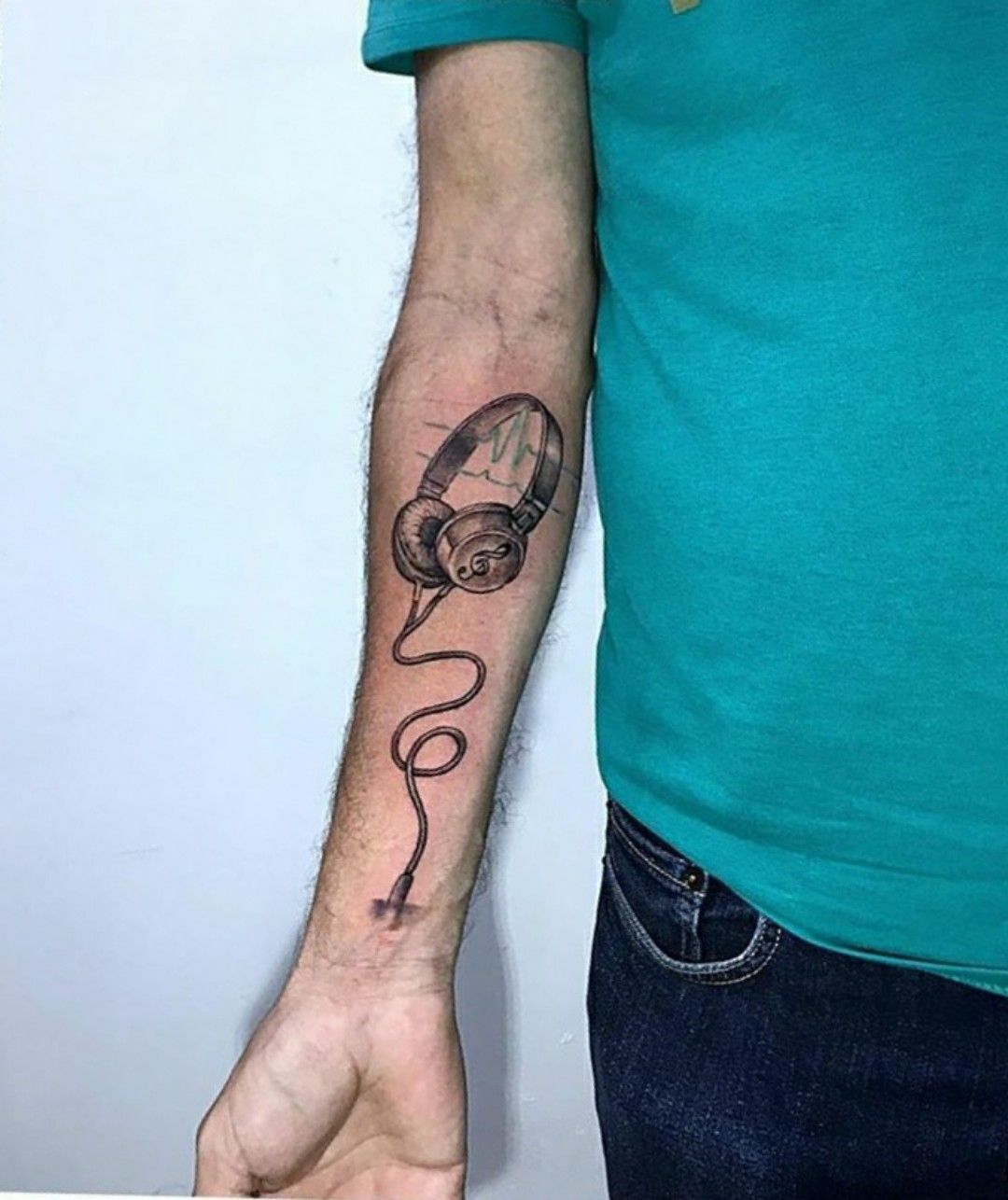 Submundo Tattoo e Piercing - Tattoo Lettering na mão e desenhos no dedo,  saco de dinheiro, caveira, metralhadora e um microfone #tatuagem #tattoo  #submundotattoo #ideiastattoo #tatuagembrasil #tattooed #tatuagemideias  #paranagua #tatuagemparaná