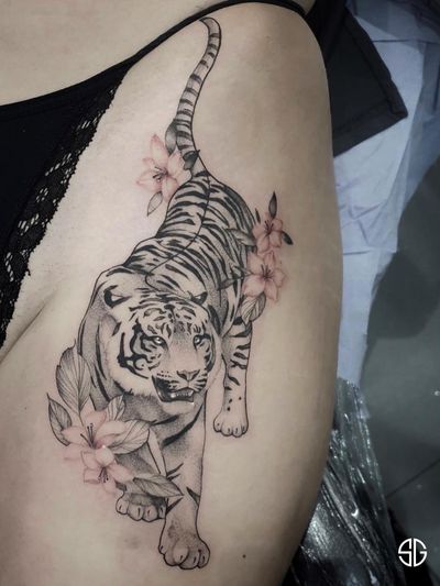 • Tiger • delicate feminine piece by our resident @oscar.ls.tattooist 🐅 done last week. For bookings and info: •🌐 https://southgatetattoo.co.uk/booking/ •📧 info@southgatetattoo.co.uk •📱07456415895‬(WhatsApp only) ⚡️ ⚡️ ⚡️ #tigertattoo #tiger #femininetattoo #delicatetattoo #hiptattoo #thightattoo #southgatetattoo #northlondon #london #sg #customtattoo #SGTattoo #londontattoo #northlondontattoo #blackandgreytattoo 