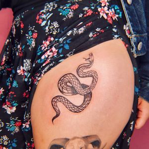 Snake tattoo #ink #inked #inkedup #inkedlife #inkedwoman #inkedgirl #tattoowoman #tattoogirl #womenempowerment #girlspower #femaletattoo #femaleartist #femaletattooartist #wgtattoostudio #safespace #tattoostudio #ensenada #bajacalifornia #mexico 
