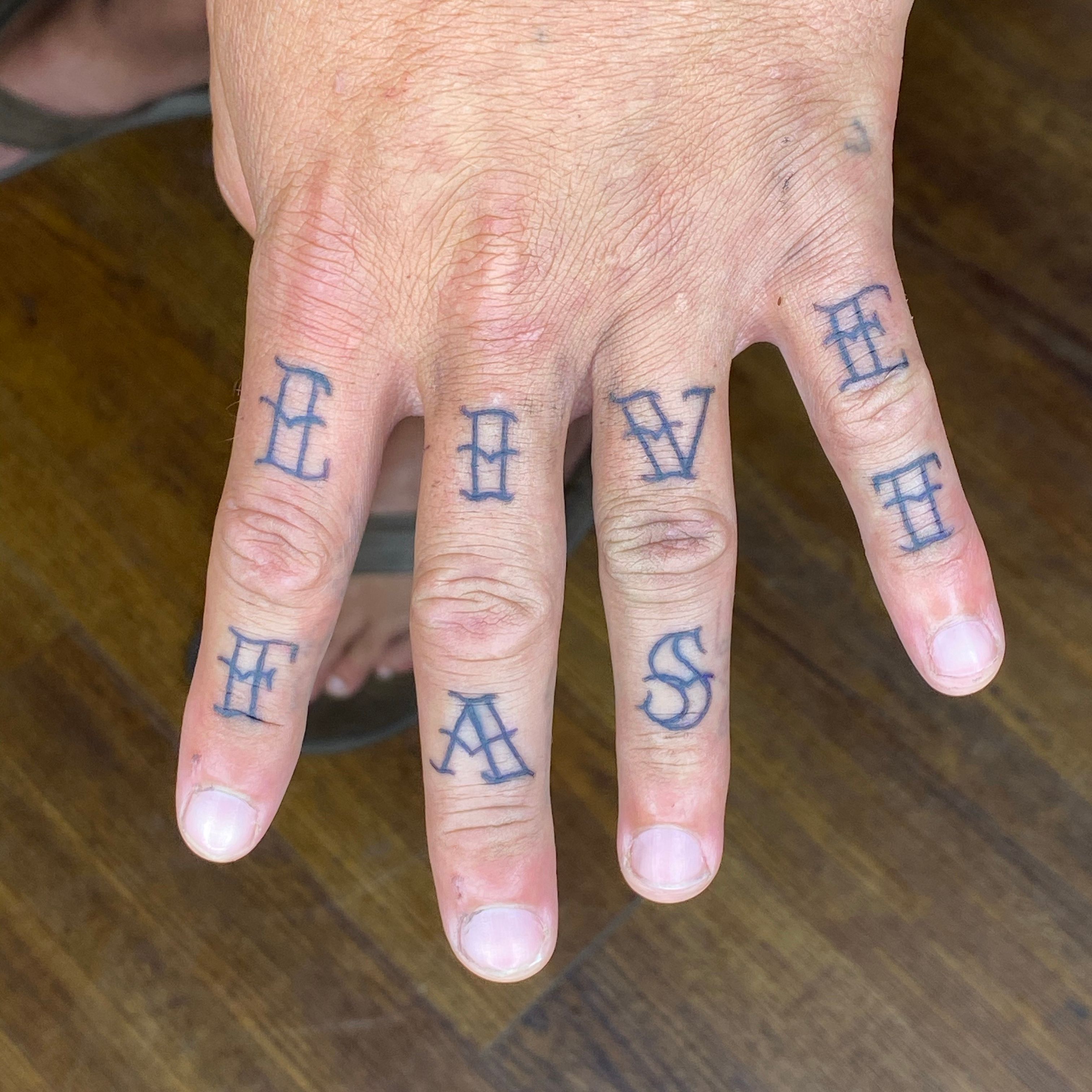 Ink fans show off their amusing knuckle tattoos | Daily Mail Online