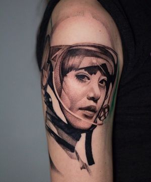 tattoo by Anna Chernova #AnnaChernova #portrait #ladyhead #astronaut #motorcyclehelmet #lady #blackandgrey