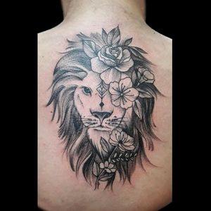 De hoycis..  #tattoo #inked #ink #lion #liontattoo #leon #flores #flowers #flowerstattoo #linework #whipeshading #whipeshadingtattoo #luchotattoo #luchotattooer #pergamino 