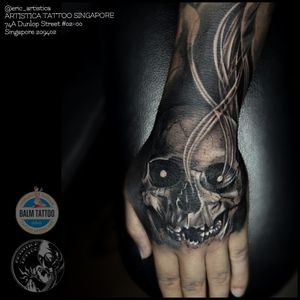 Skull on hand to connect the upper half sleeve. Thanks for viewing.ARTISTICA TATTOO SINGAPORE74A Dunlop Street #02-00Singapore 209402☎️ +65 82222604#tattoo #tattooed #tattoolover #ilovetattoo #sgtattoo #singaporetattoo #blackandgrey #blackandgreytattoo #skull #handtattoo #realistictattoo #bodyart #manwithtattoo #nopainnogain #ericartistica #ericlohtattoos #artistica #artisticatattoo #artisticasingapore #balmtattoo #balmtattoosg #balmtattoosingapore #balmtattooartist #balmtattooteamsg #dragonbloodbutter #nedzrotary #criticaltattoosupply  #sparkcartridges