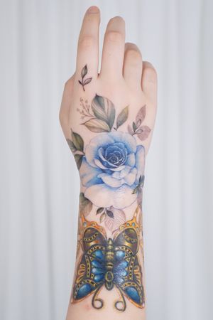 #handtattoo #flowertattoo #rosetattoo #koreatattoo #floraltattoo #colortattoo #inked #tattoo #tattooartist #armtattoo #linework 