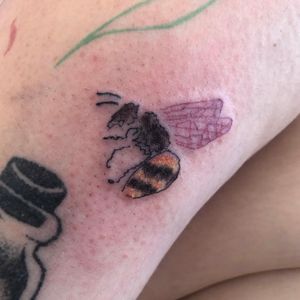 Angèle came back for the second time so that I could tattoo them this little bee, on the same arm, in addition to a large tattoo full of colors already done several months ago. Thank you for coming along and trusting me so much 💛