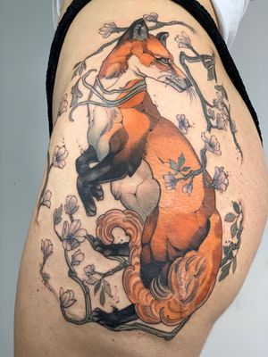 Art by @maiza.tattoos #fox #neotraditional #neotrad #animaltattoo #foxtattoo #thigh #thightattoo 