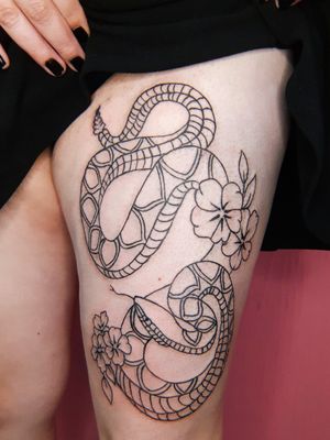 Snake tattoo #ink #inked #inkedup #inkedlife #inkedwoman #inkedgirl #tattoowoman #tattoogirl #womenempowerment #girlspower #femaletattoo #femaleartist #femaletattooartist #wgtattoostudio #safespace #tattoostudio #ensenada #bajacalifornia #mexico #tb #latepost #snaketattoo #legstattoos #artwork #desingtattoo #proyect 