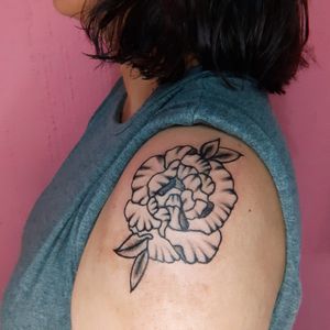 Flower power tattoo #ink #inked #inkedup #inkedlife #inkedwoman #inkedgirl #tattoowoman #tattoogirl #womenempowerment #girlspower #femaletattoo #femaleartist #femaletattooartist #wgtattoostudio #safespace #tattoostudio #ensenada #bajacalifornia #mexico #wildgirls #artwork #desingtattoo #proyect 