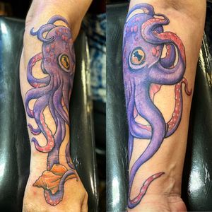 New school color octopus conch shell onto hand 