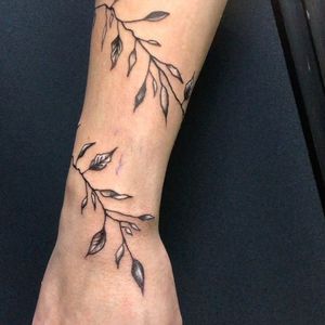 🌿”plant based” in a way #leaves #leavestattoo #wristtattoo #wristtattoos #wrist #plantstattoo #plantstattoo #tattoo #tattooideas #tattooart #tattooartist #tattoostyle #minimalistictattoo #delicatetattoo #tattooforgirls #tattooforwomen #handtattoo #ink #inked #inkedforlife #cheyennetattooequipment #cheyennepen #tattootilburg #tattoonederland #tattoonetherlands #tattoogirl #blackandwhitetattoo
