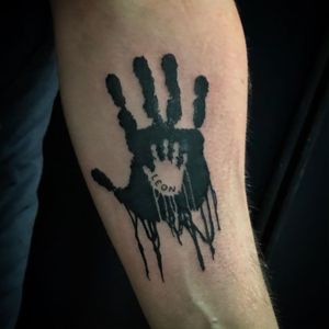 For Leon #handprint #hand #handtattoo #blackandwhite #blackandwhitetattoo #horrortattoo #fatherandsontattoo #tattoo #tattoodesign #tattooideas #instatattoo #tattooformen #tattooartist #tattoonetherlands #tattoonederland #tattootilburg #simpletattoo #cheyennetattooequipment #cheyennepen #inked #inkedforlife
