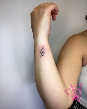 Handpoked Leaf Tattoo by Pokeyhontas @ KTREW Tattoo - Birmingham, UK #leaftattoo #leavestattoo #handpoked #handpokedtattoo #stickandpoketattoo #birminghamuk
