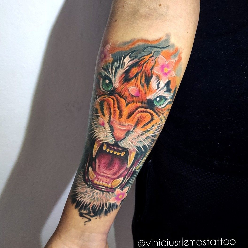 Tattoo uploaded by Jorge Iván Aguas • Tigre mano • Tattoodo