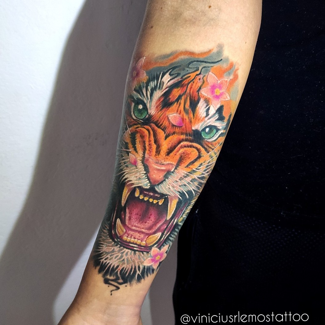 Tattoo uploaded by Ana Marie • #animaux #tigre #loup #rose #bras #armtatoo  • Tattoodo