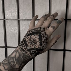Hand tattoo done by @shoji_ink 