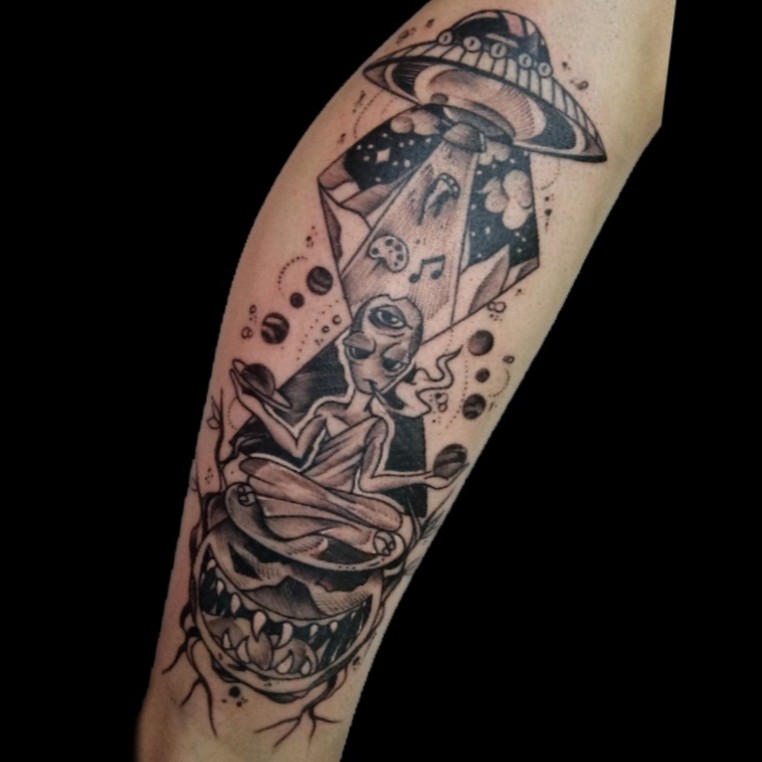 Tattoo uploaded by lucho badiola • Último del día.. desliza para ver  detalles.. #tattoo #inked #ink #alien #aliendude  #aliendudeneedtwoticketstopearljam #eart #universo #ovni #whipeshading  #dotwork #dotworktattoo #whipeshadingtattoo #luchotattoo ...