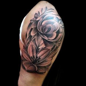 Este es el último del día.. #tattoo #inked #ini #flowers #flowerstattoo #inkflowers #blackandgrey #blackandgreytattoo #grises #luchotattoo #luchotattooer #pergamino