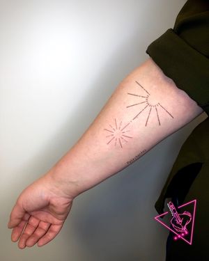Handpoked Compass Tattoo by Pokeyhontas @ KTREW Tattoo - Birmingham, UK #handpoked #compass #handpokedtattoo #birminghamuk #fineline