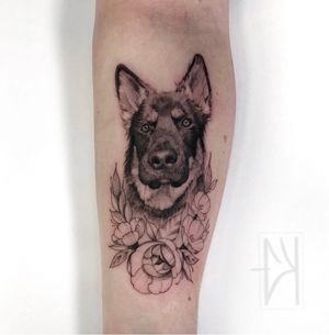 #portrait #eyekandiink #lisettemartinez #tattoo #art #realism #portrait #bng #blackandgrey #puppy #flowers #singleneedle