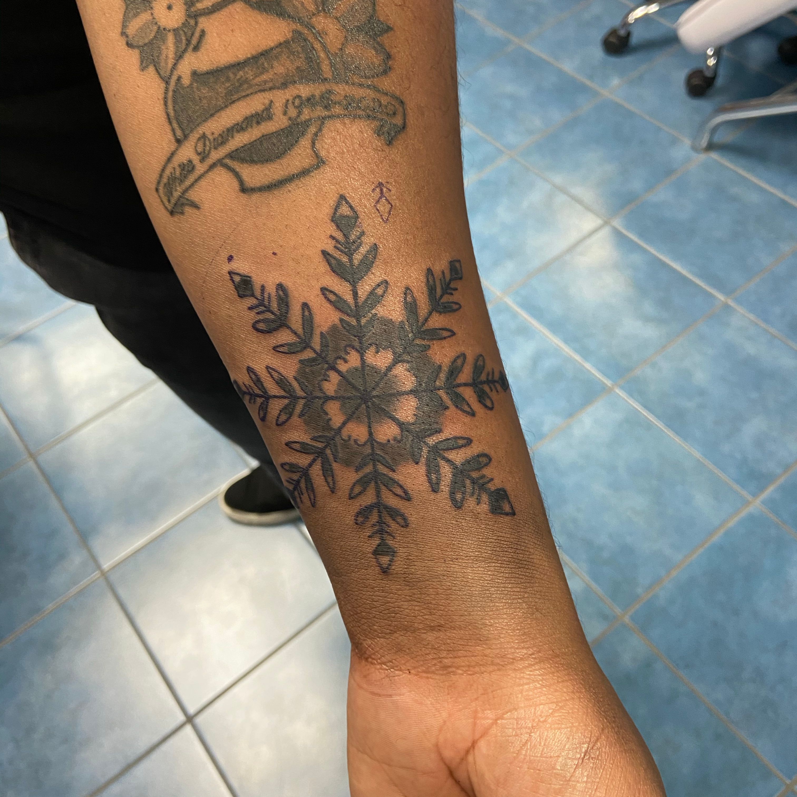 Gefällt 78 Mal, 2 Kommentare - Dudek Tattooist (@dudektattooartist) auf  Instagram: „#geometrictattoo #halo2 #fkirons #… | Tattoos, Snow flake tattoo,  Tattoo designs