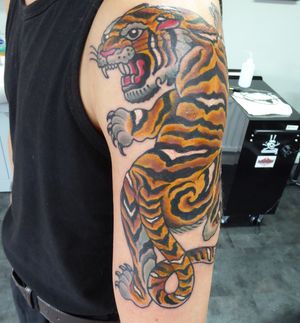 Tiger on upper arm 