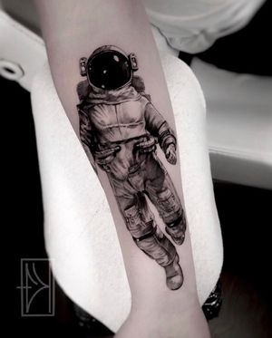 #portrait #eyekandiink #lisettemartinez #tattoo #art #realism #portrait #bng #blackandgrey #astronaut