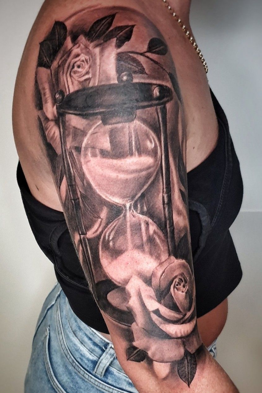 50 Amazing Hourglass Tattoos and Meanings  TattooBlend