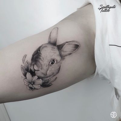 • 🐰 • custom black and grey portrait of the favourite pet by our resident @oscar.ls.tattooist For bookings and info: •🌐 https://southgatetattoo.co.uk/booking/ •📧 info@southgatetattoo.co.uk •📱07456415895‬(WhatsApp only) ⚡️ ⚡️ ⚡️ #bunnytattoo #bunny #blackandgrey #favourite #pet #london #SGTattoo #customtattoo #londontattooartist #northlondon #londontattoo #southgatetattoo #londontattoostudio #northlondontattoo #sg