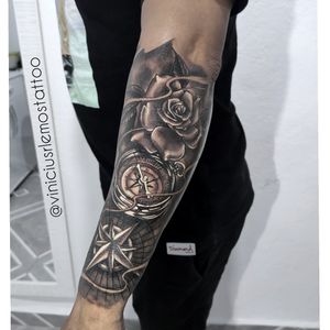 Rosa e bússola tattoo 