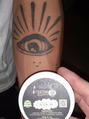 Un tatuaje ya cicatrizado, tratado con Aftercare by Ay papá products 
