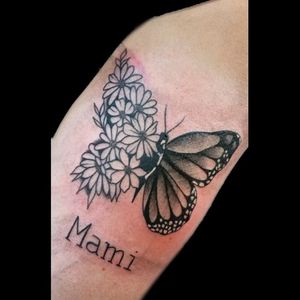 Uno de hoy.. #tattoo #inked #ink #mariposa #butterfly #butterflytattoo #mariposatattoo #flowers #flowerstattoo #whipeshading #whipeshadingtattoo #luchotattoo #luchorattooer #pergamino 
