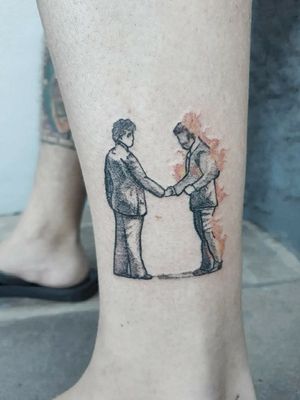 Tattoo que rolou esse ano pro Gabi, releitura de Wish You Were Here, do Pink Floyd 💛 Tenho um amor enorme por trazer outras linguagens, como a música,  pro mundo da tatuagem.