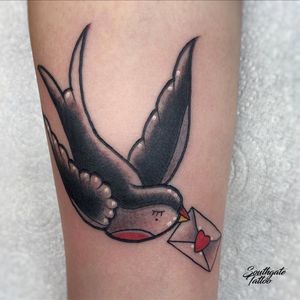 •💌 • traditional swallow by our resident @nicole__tattoo ✨ 
For bookings and info:
•🌐 https://southgatetattoo.co.uk/booking/
•📧 info@southgatetattoo.co.uk 
•📱07456415895‬(WhatsApp only) 
⚡️
⚡️
⚡️
#swallowtattoo #swallow #birdtattoo #traditionalart #southgatetattoo #sgtattoo #londontattooartist #londontattoostudio #londontattoo #customtattoo #london #sg #envelopetattoo 
