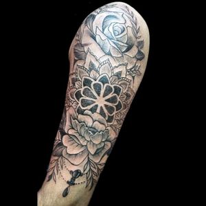 De hoy.. #tattoo #inked #ink #sleeve #mandala #mandalatattoo #dotwork #dotworktattoo #puntillismo #flowers #flowerstattoo #linework #lineworktattoo #luchotattoo #luchotattooer #peegamino 