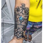 Tattoo lion and roses 