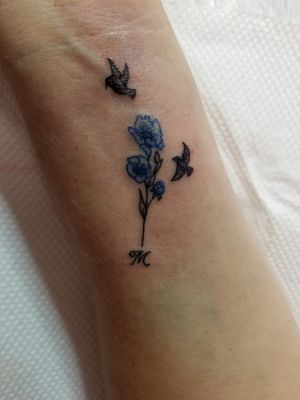 #smalltattoo #blueflower #birdtattoo #letterstattoo #littletattoos #anitattoo#Instagram @ani__tattoo
