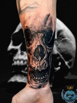 Cranio realista preto e cinza feito no antebraço... #tattoo