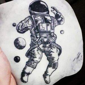 Astronauta feito em pele artificial