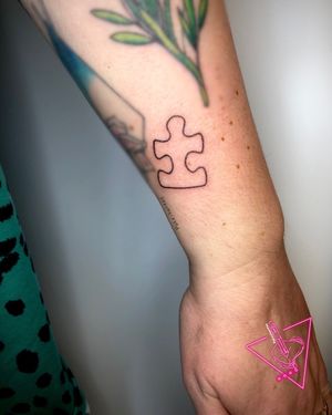 Hand-poked Jigsaw Piece Tattoo by Pokeyhontas @ KTREW Tattoo - Birmingham, UK #handpokedtattoo #handpoke #snp #stickandpoketattoo #jigsawpuzzle #puzzle 