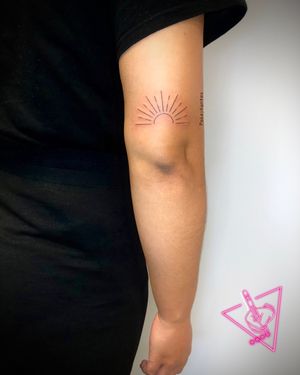 Hand Poked Sunrise Tattoo by Pokeyhontas @ KTREW Tattoo - Birmingham, UK #sunrise #handpoked #handpoke #tattoo #birminghamuk #sun 